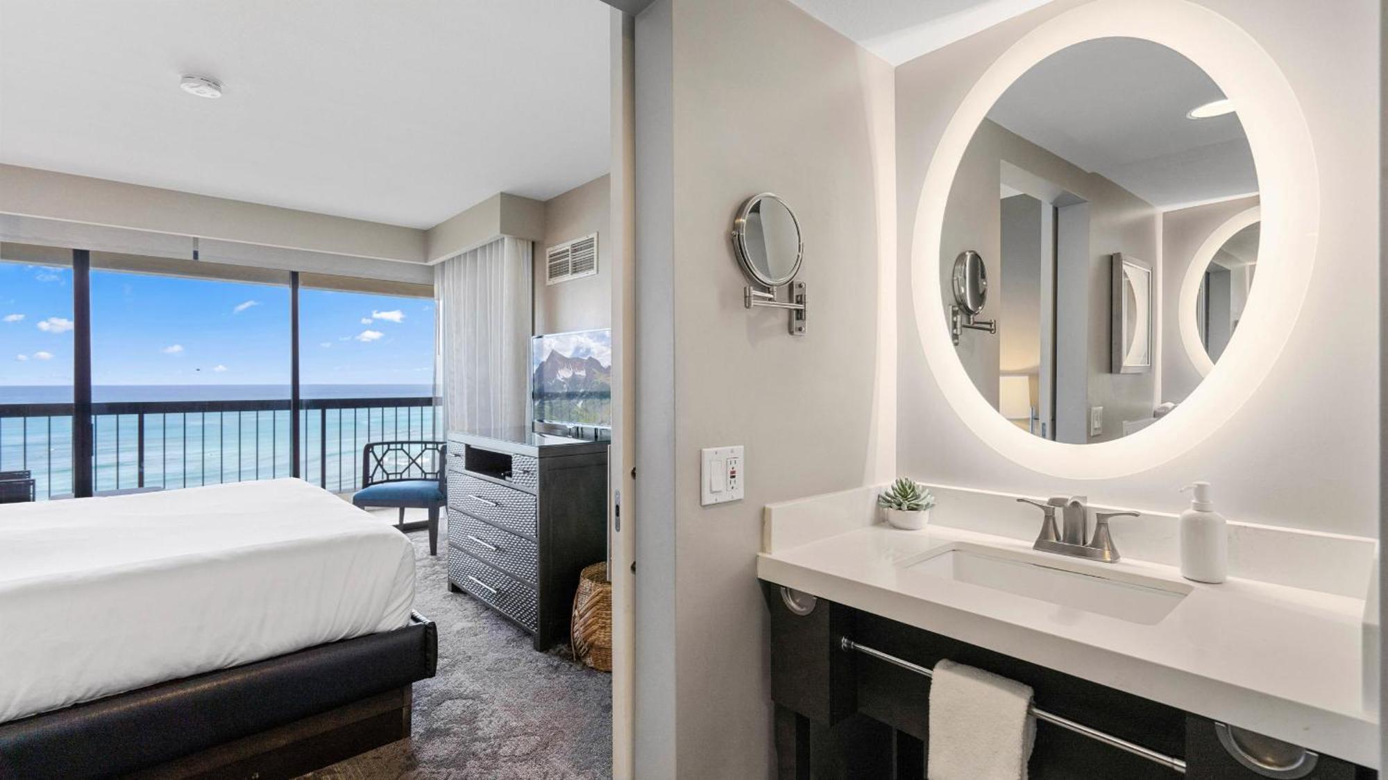 Luxury Oceanfront 2 Bedroom Apartment At Waikiki Beach Tower Honolulu Bagian luar foto